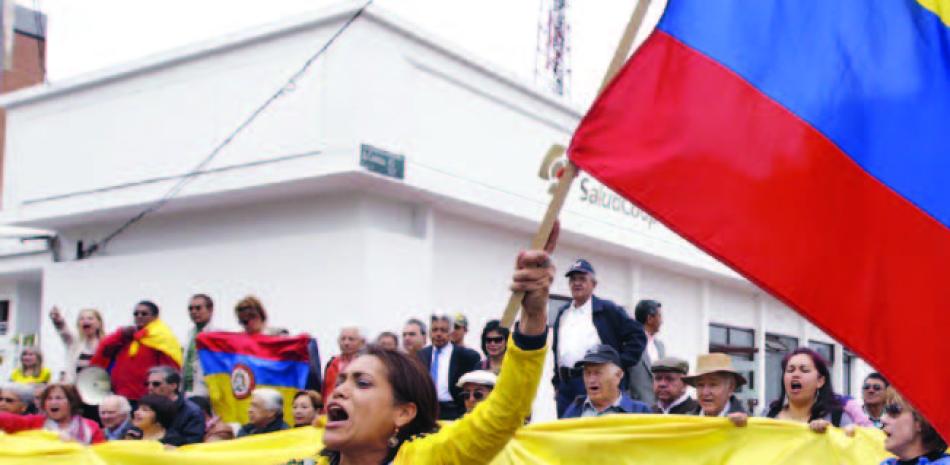 Protesta. Una colombiana grita frente al consulado venezolano en Bogoitá.