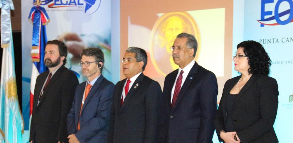 El tesorero nacional, Alberto Perdomo (al centro) presidió la apertura del Foro de tesorerías públicas gubernamentales de América Latina.