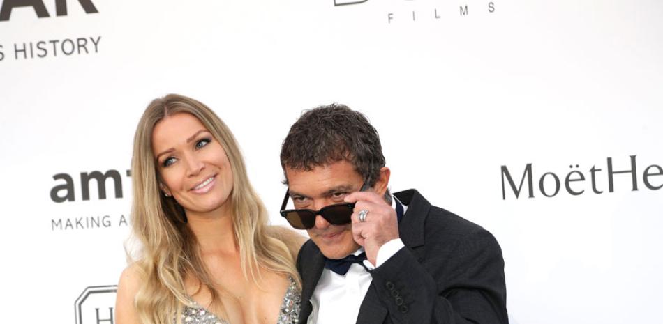 Pareja. Nicole Kimpel y Antonio Banderas posan durante un evento en Cannes 2015.