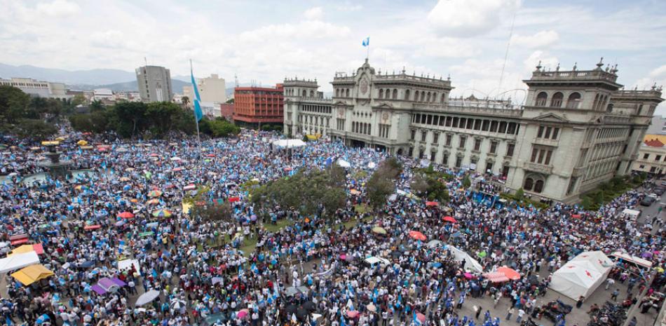 Miles de guatemaltecos son vistos hoy, jueves 27 de agosto de 2015, en una manifestación contra la corrupción donde decidieron no reconocer a Otto Pérez Molina como actual presidente del país y le exigen su inmediata renuncia mientras desfilan por las calles de Ciudad de Guatemala (Guatemala).