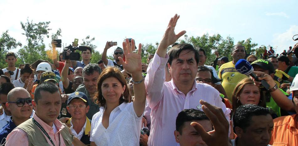 Visita. La canciller de Colombia, María Ángela Holguín (2-i), y el ministro del Interior, Juan Fernando Cristo (2-d), visitan ayer el sector de La Parada, cerca a Cúcuta.