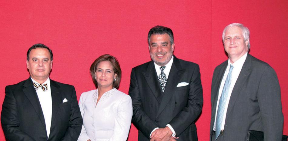 Acto. Pedro Martínez F., Llilda Slano, Enrique de Marchena y Ryan Reetz.