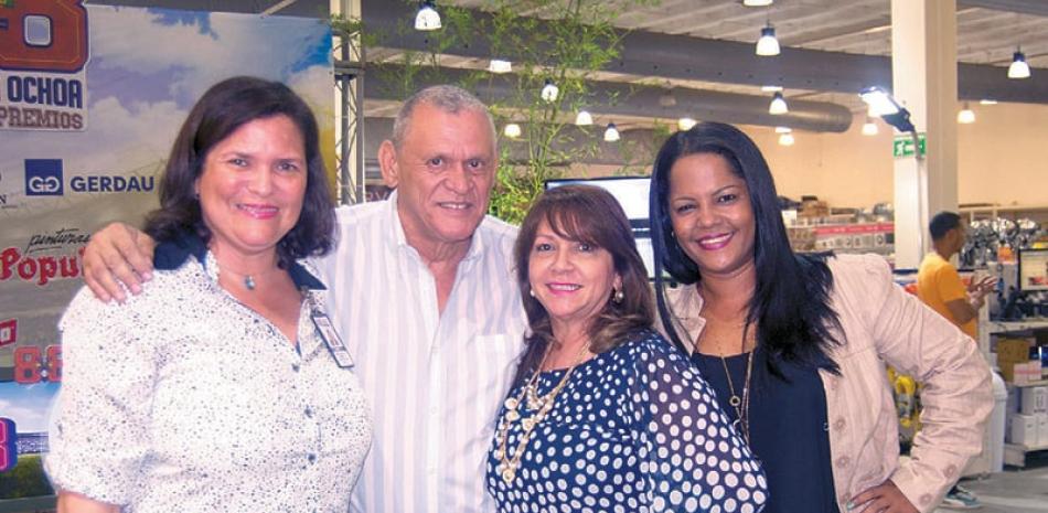 Nancy Rodríguez, Fulgencio Morel Ochoa, Nieve Fernández y Alexandra Betmit.