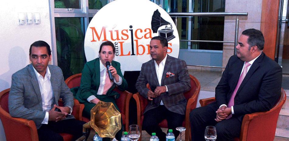 Protagonistas. Kelvin Mejía, Izaskun H., Héctor Acosta y MáximoJiménez, mientras conversaban en la entrega número 18 de “Música entre libros”, que se llevó a cabo el pasado jueves.