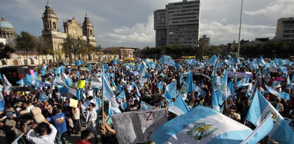 Cientos de guatemaltecos salieron a la calle a celebrar que la comisión parlamentaria haya decidido recomendar al Congreso retirarle la inmunidad al presidente, Otto Pérez Molina, sindicado de corrupción.