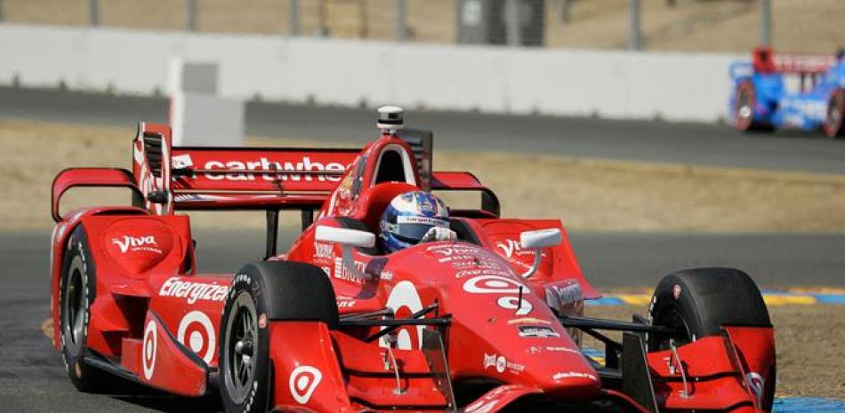 Scott Dixon toma un giro en la vuelta final de la competencia de Indycar.