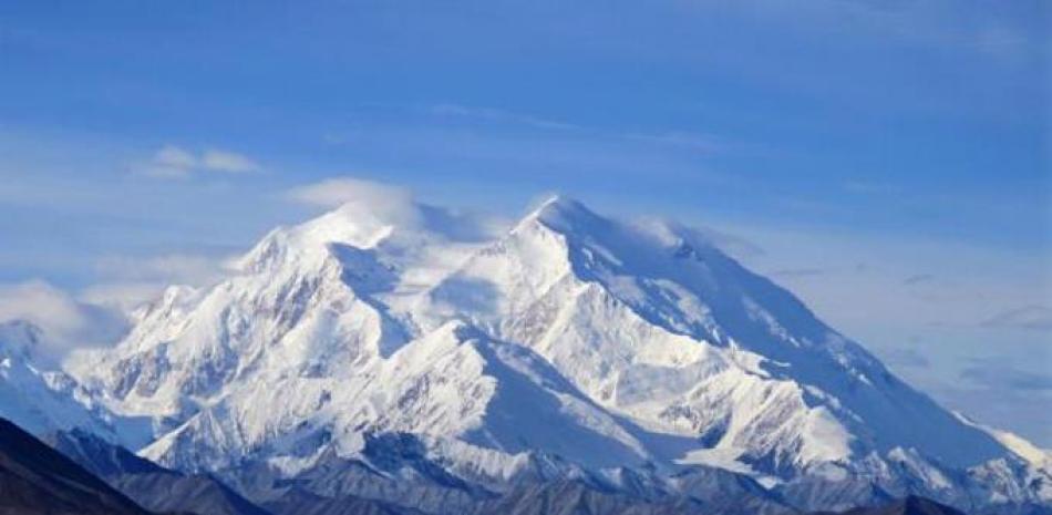 Esta imagen del 19 de agosto de 2011 muestra el Monte McKinley ubicado en el Parque Nacional Denali en Alaska. El domingo 31 de agosto de 2015, el presidente, Barack Obama, informó que cambiará el nombre de la montaña más alta de Estados Unidos de Monte McKinley a Denali. (Foto AP/Becky Bohrer, Archivo) .