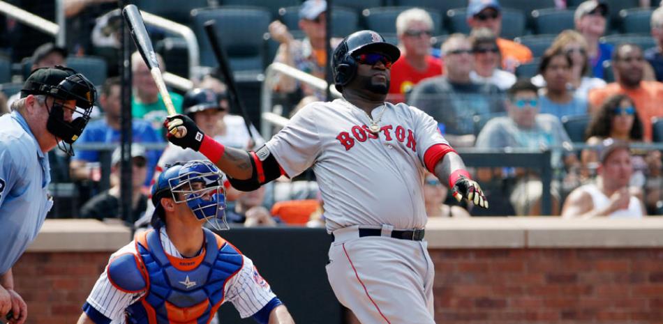 David Ortiz observa la dirección de la bola del batazo que se eventualmente se convirtió en su 28 vuelacercas del año en el partido en que Boston perdió ante los Mets este domingo.