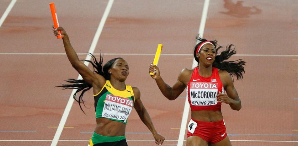 Superior. La representante de Jamaica Novlene Williams-Mills supera a la de Estados Unidos Francena McCorory en la final de la prueba de relevo 4x400 que ganaron las jamaiquinas en el Mundial de Atletismo en Beijing, ayer domingo.