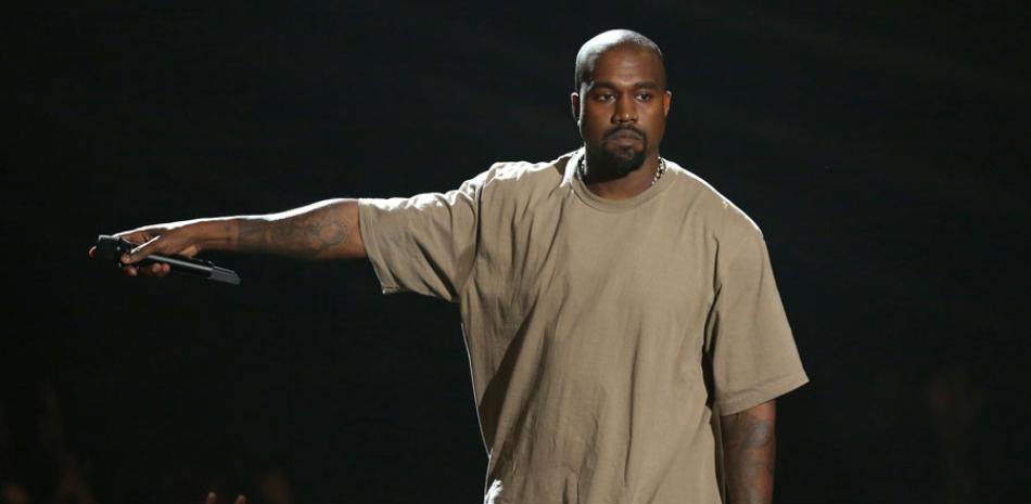 Kanye West acepta el Premio Michael Jackson Video de Vanguardia en la ceremonia de los Premios MTV a los Videos Musicales, el domingo 30 de agosto del 2015 en Los Angeles. AP