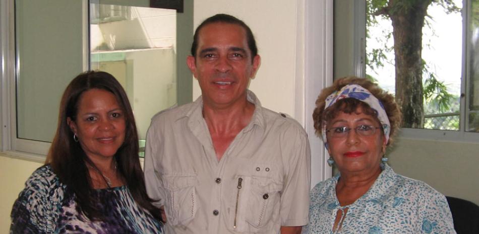 Encuentro. Ronny Barboza junto a la ingeniera María Cueva y la investigadora Ana Dilia Roja del IDIAF.