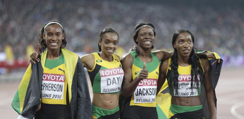 Campeonas. Las jamaicanas Stephenie McPherson, Chirstine Day, Sherika Jackson y Novlene Williams Nills, posan tras ganar la final de 4x400, en la última jornada del Campeonato Mundial de Atletismo que se celebró en la capital china.