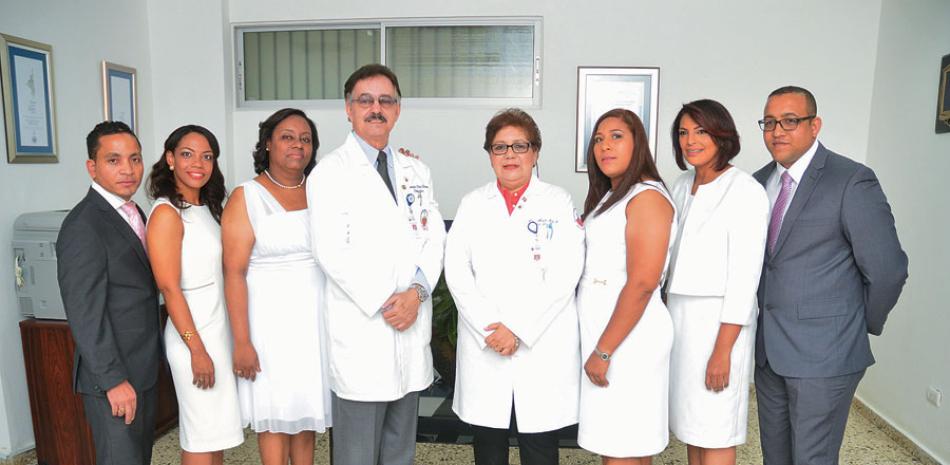 Ernesto Díaz y Mayra Melo, director y subdirectora Médica del Instituto Dominicano de Cardiología, respectivamente, junto a los nuevos médicos cardiólogos, egresados del hospital-escuela.