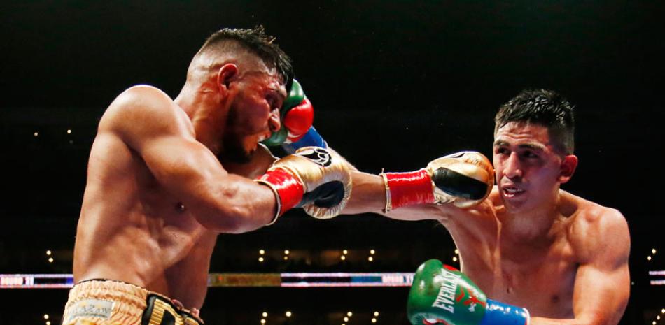Gran pelea. Los mexicanos Leo Santa Cruz y Ábner Mares intercambian golpes durante su pelea de anoche, que ganó el primero para apoderarse del cetro pluma del Consejo Mundial de Boxeo.
