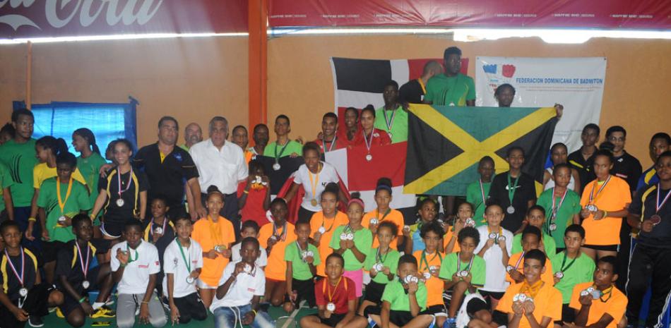 Republica Dominicana es premiado como campeón de Bádminton del Caribe, figuran en los extremos, Luís Mejía Oviedo y Generoso Castillo, presidentes del Comité Olímpico Dominicano y de la Federación Dominicana de bádminton, respectivamente.