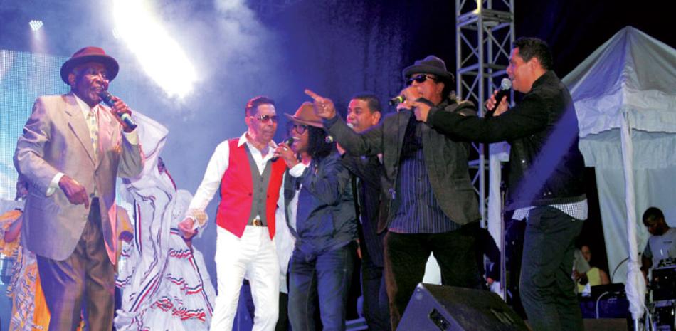 Merengueros. Esta fotografía fue tomada cuando Joseíto Mateo cantaba junto a parte de los artistas de la época dorada del merengue que se presentaron la noche del domingo en el Festival del Merengue y Ritmos Caribeños.