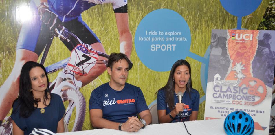 Sue-Ellen Fernández, Andrés Rivas y Rosalba Valerio, mientras ofrecen detalles del clásico de Mountain Bike Internacional 2015.