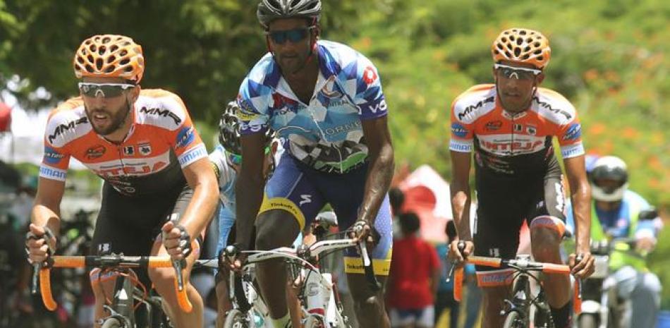 William Guzmán, Marcos Capellán y Aderlin Cruz, avanzan en la cabeza de la categória Elite durante la celebración de la primera etpa de la Copa Ciclística Cero de Oro. Guzmán dominó la primera posición.