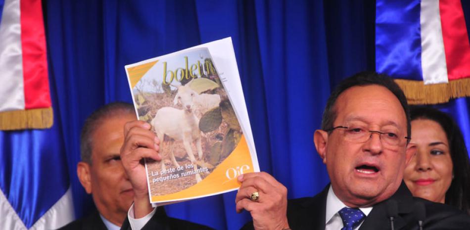 Publicación. El ministro de Agricultura muestra el boletín 2015-2, donde la OIE certifica que en el país no hay gripe aviar.