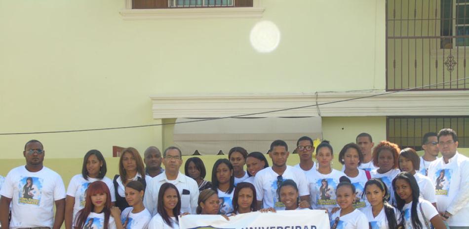 Estudiantes de Comunicación Social de la 0&M, encabezados por su director, Oscar López Reyes, en un reclamo por justicia.