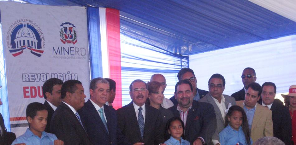 Constanza y la educación. El presidente Danilo Medina inauguró un grupo de obras en Constanza. En total suman 1,575 los estudiantes que a partir del presente año escolar entran a la Jornada Escolar Extendida.