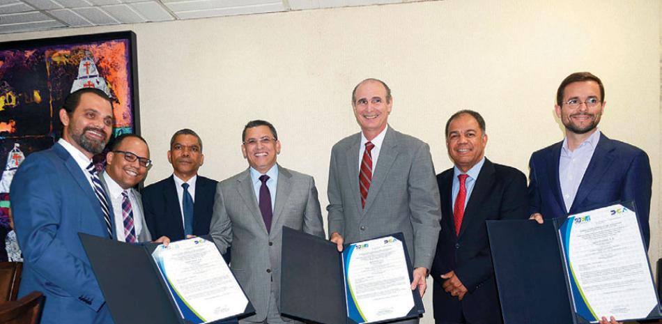 Actividad. Algunos de los representantes de las empresas que recibieron la certificación Operador Económico Autorizado (OEA).