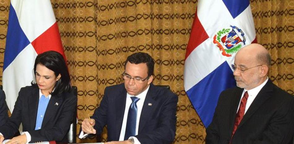 El canciller Andrés Navarro, la vicepresidenta y canciller de Panamá, Isabel Malo de Álvarez, y el embajador César Medina.