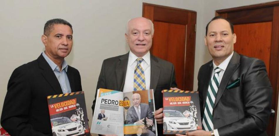El señor Pedro Esteva recibe el primer ejemplar de parte de Kennedy Vargas y Franklin Mirabal