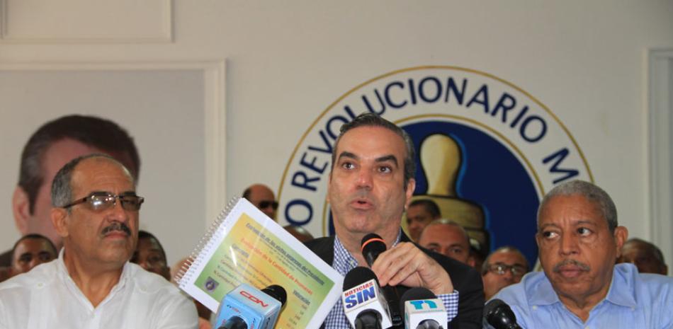 Críticas. Luis Abinader, candidato presidencial del PRM, encabezó ayer una rueda de prensa junto al Frente Agropecuario de ese partido, que encabeza el agrónomo Leonardo Faña.