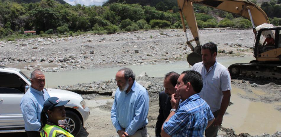 Obra. Francisco Pagán, director de OISOE, realizó un recorrido por la construcción de la carretera de El Pinar.