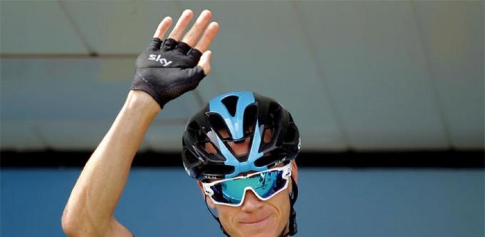 El ciclista británico de Sky, Christopher Froome, saluda en el inicio de la décima etapa de la Vuelta a España 2015, una etapa de 146,6 kilómetros entre Valencia y Castellón.