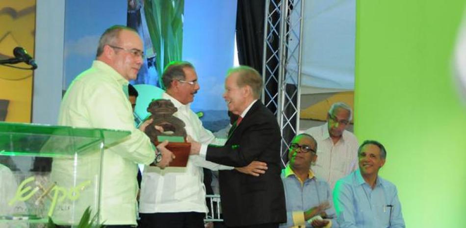 Saludos efusivos. El presidente Danilo Medina saluda a don Pepín Corripio, antes de que le fuera entregado “El anillo taíno”, como reconocimiento.