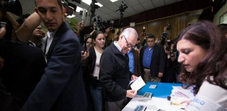 El presidente de Guatemala, Alejandro Maldonado, vota en una escuela en el centro de Ciudad de Guatemala