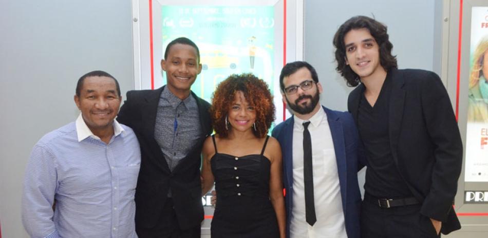 Elenco. Manolo Ozuna, Arnold Martínez, Cheddy García, Guillermo Zouain y Víctor Alfonso durante la gala premier de la película "Algún lugar" en Fine Arts Cinema Café at Novo-Centro.