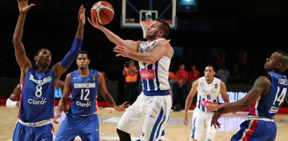 José Juan Barea, de Puerto Rico, busca encestar un canasto en acción del partido de ayer frente a la Republica Dominicana en el torneo preolímpico de baloncesto en Ciudad de México.