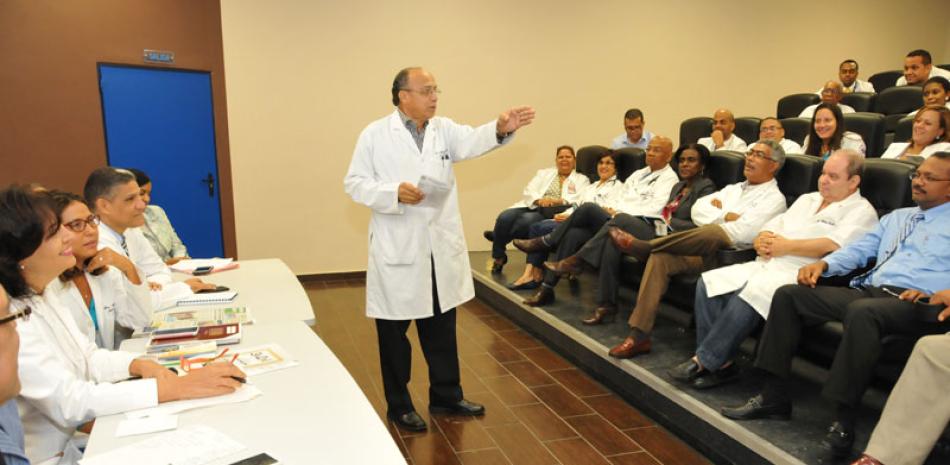 Médicos del hospital Darío Contreras junto a autoridades del Distrito del CMD hicieon la denuncia durante una asamblea.