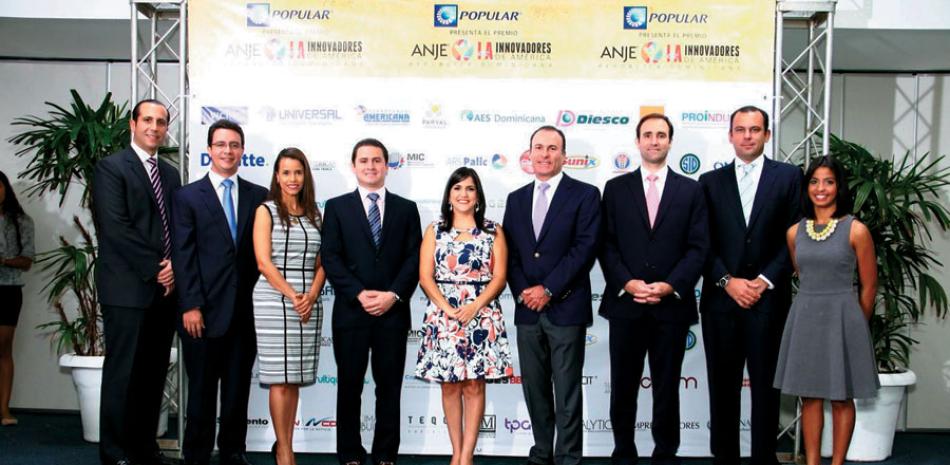 La presidenta de la ANJE, Viviana Riveiro, (al centro) dio a conocer los finalistas seleccionados por el equipo de investigadores y jurados del Primer Premio ANJE – Innovadores de América RD.