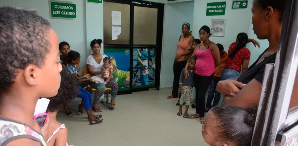 Asistencia. Las emergencias de los hospitales lucen repletas de madres con sus hijos que presentan fiebre, dolores musculares y otros síntomas similares a los que provoca el dengue.