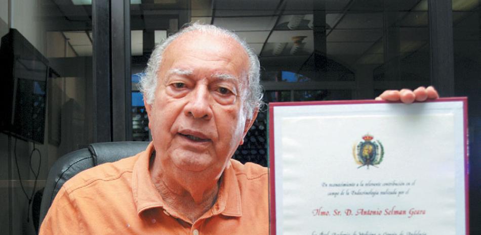 Honor. Antonio Selman-Geara muestra el pergamino y la medalla que recibió.