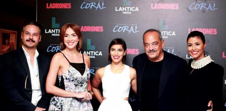 Encuentro. Elenco criollo de la película "Ladrones" junto al productor Alfonso Rodríguez durante un encuentro con la prensa el pasado lunes en el Palacio del Cine de Blue Mall.