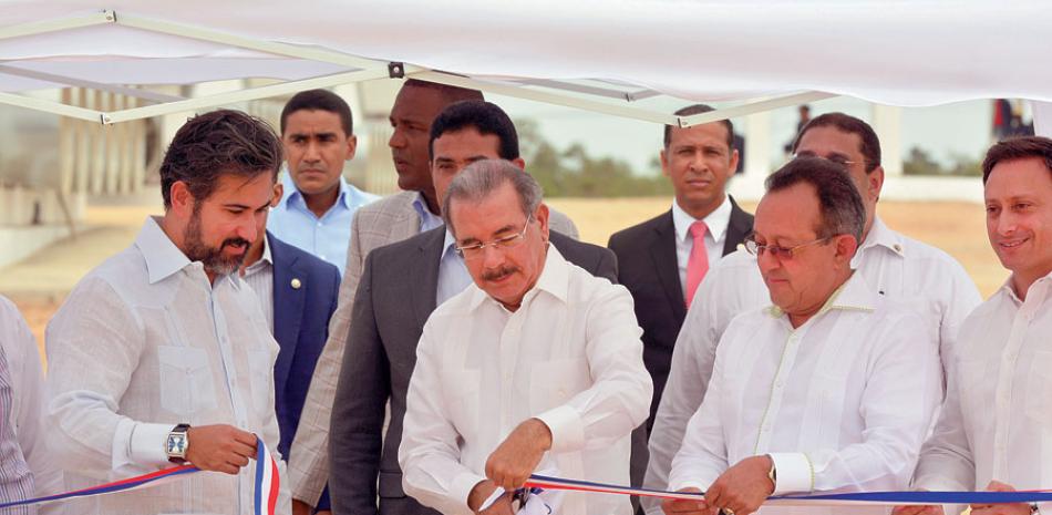Inauguración. El presidente Danilo Medina corta la cinta junto a Andrés Villasmil y el ministro de Agricultura, Ángel Estévez.