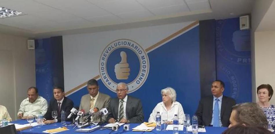 Rueda de prensa. La dirigencia del PRM, encabezada por Andrés Bautista y Milagros Ortiz Bosch, ofreció los detalles de la denuncia.