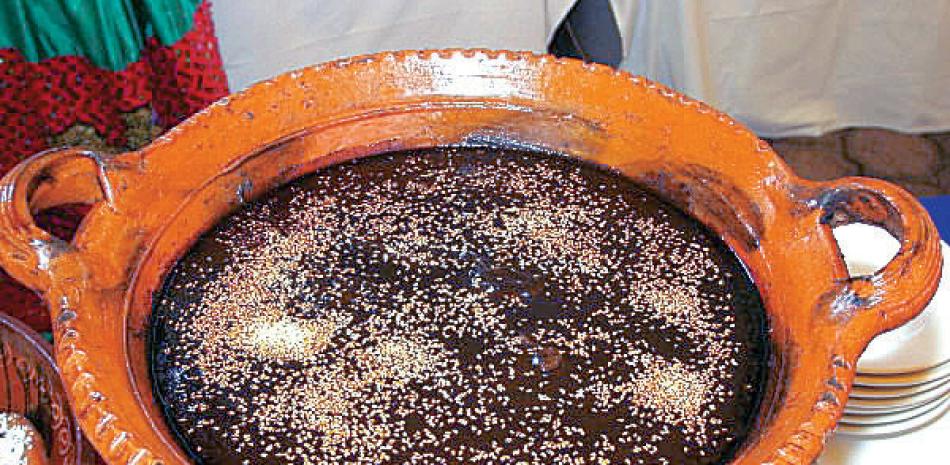 Emblema. El mole se compone de una veintena de ingredientes.
