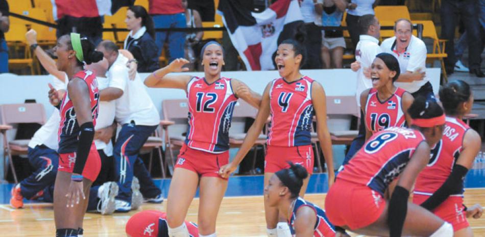 Las jugadoras de República Dominicana celebran luego de derrotar a Brasil en el partido por la medalla de oro en el Campeonato Mundial de voleibol femenino sub-20.