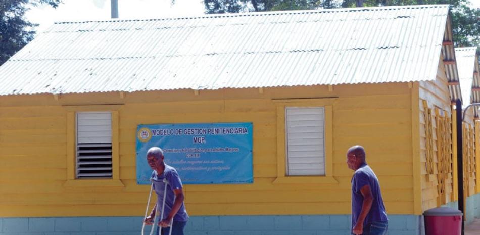 Privados de libertad. Dos personas de la tercera edad caminan en el Centro Especial para Envejecientes.