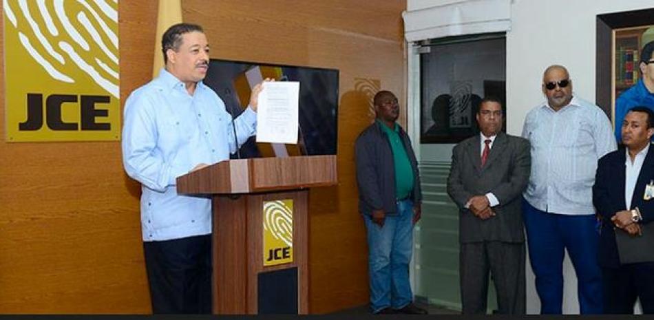 Roberto Rosario, presidente de la JCE, dijo que 22,592 personas han regresado a los centros de cedulación para cambios de domicilio.