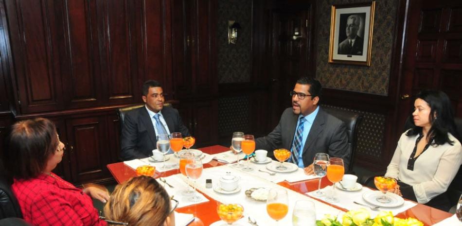 Los directivos de la Fenabanca, Wilson de los Santos, presidente; Luis M. Dicent, director ejecutivo; y Quenida Sánchez participaron en el Desayuno de LISTÍN DIARIO.