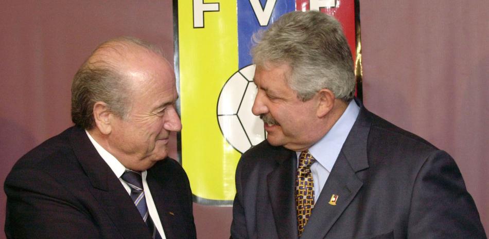 En esta escena del 8 de noviembre del 2004, Joseph Blatter,presidente de la FIFA, saluda al presidente de la Federaci[on Venezolana de Fútbol, Rafael Esquivel, en Caracas.