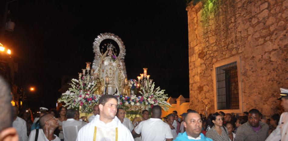 Marcha. Miles de creyentes honraron durante caminata por la Zona Colonial a la patrona de la República Dominicana.