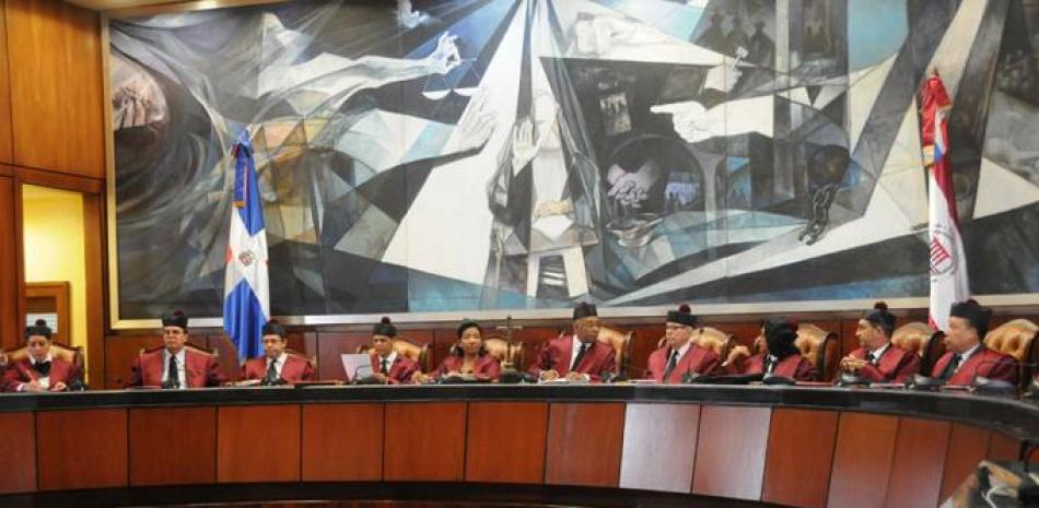 Los miembros del Tribunal Constitucional durante una de las sesiones en su sede de la avenida Gregorio Luperón de esta capital.